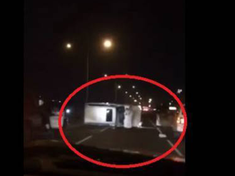 اضغط لمشاهدة الفيديو: انقلاب سيارة عريس سعودي بسبب التفحيط!